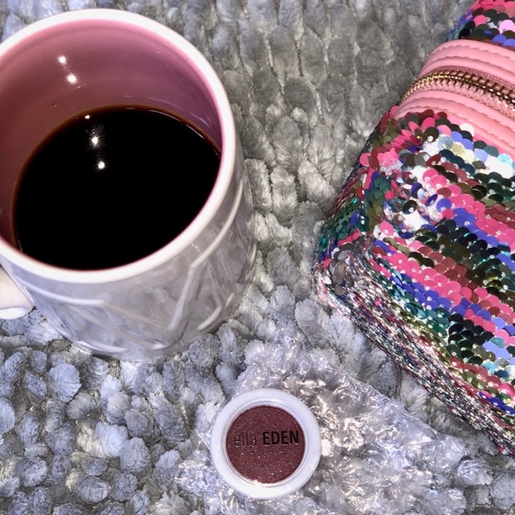 Ella Eden London Willow Pressed Metallic Eyeshadow - Picture 2 of 3